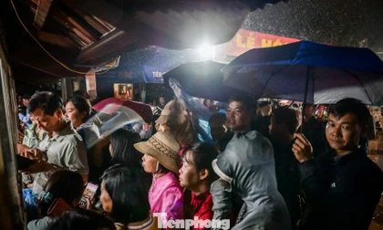 Hàng nghìn người xếp hàng dưới mưa để xin ấn đền Trần 