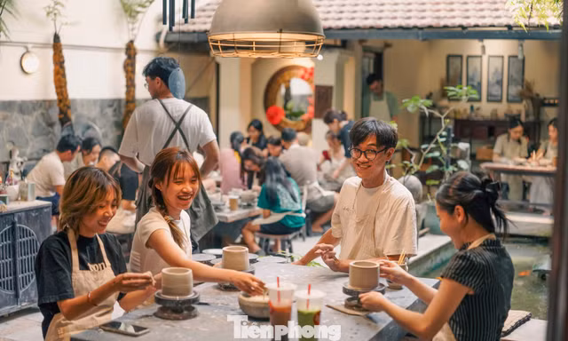 Bạn trẻ trải nghiệm làm gốm, mộc... tại quán cà phê