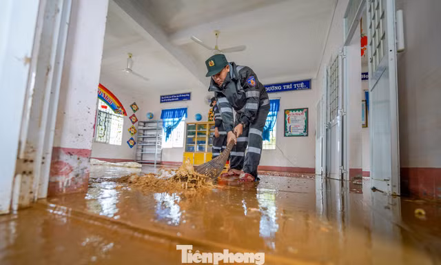 Cảnh sát cơ động Tây Nguyên tiếp sức các điểm trường tâm lũ Hòa Thịnh 