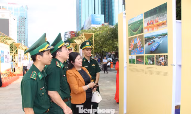 Khai mạc triển lãm ảnh ở phố đi bộ Nguyễn Huệ 