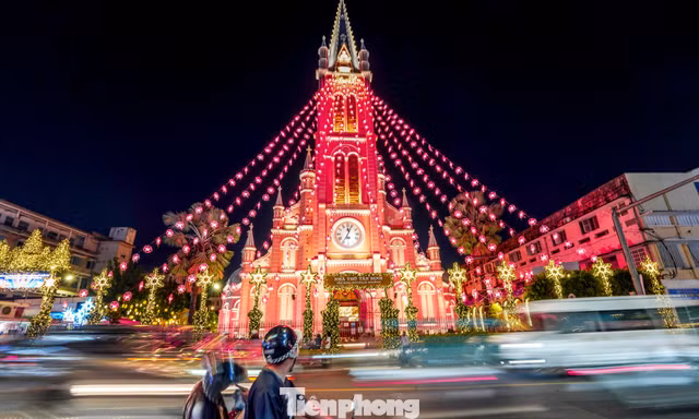 'Thánh đường hồng' 150 tuổi rực rỡ mùa Giáng sinh