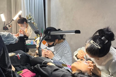 Hà Nội: Sôi sục dịch vụ làm đẹp chơi Tết, khắp nơi kín lịch đến khuya