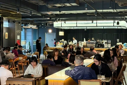 Hà Nội: Xếp hàng ăn phở, uống cà phê 'giải ngấy' ngày Tết