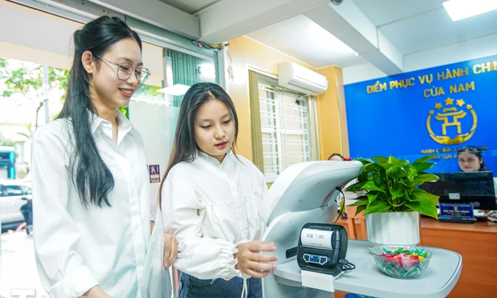 Độc đáo 'nhân viên AI' phục vụ hành chính công tại Hà Nội