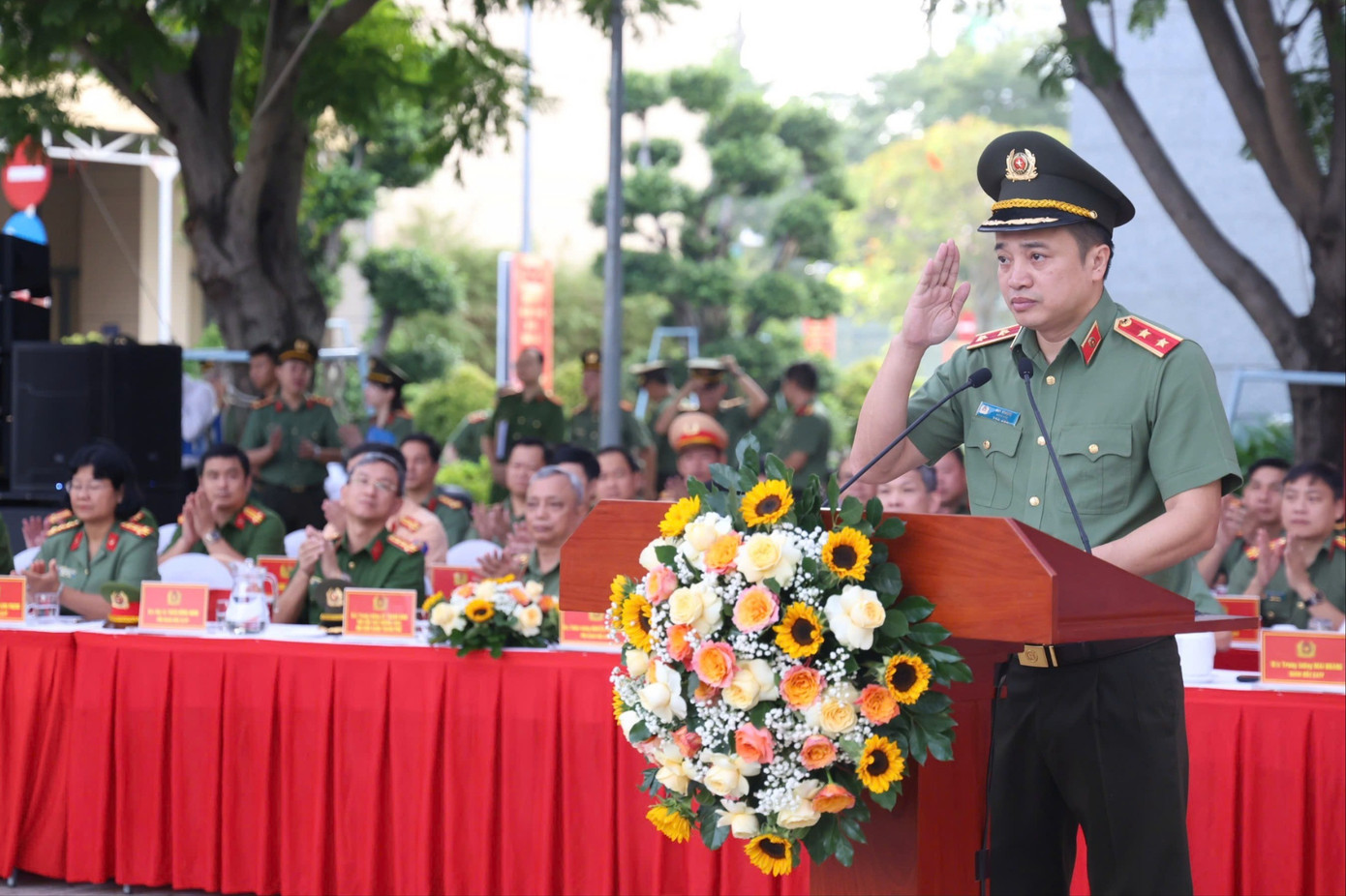 Trung tướng Mai Hoàng phát biểu tại lễ ra quân. cong-an-tphcm-ra-quan-6-2115.jpg