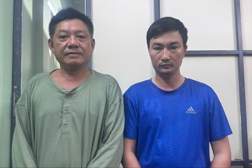 Nguyễn Hùng (bên trái) và Mai Đình Bá tại cơ quan công an. Ảnh: Công an cung cấp. mau-thuan-giao-thong-5319.jpg