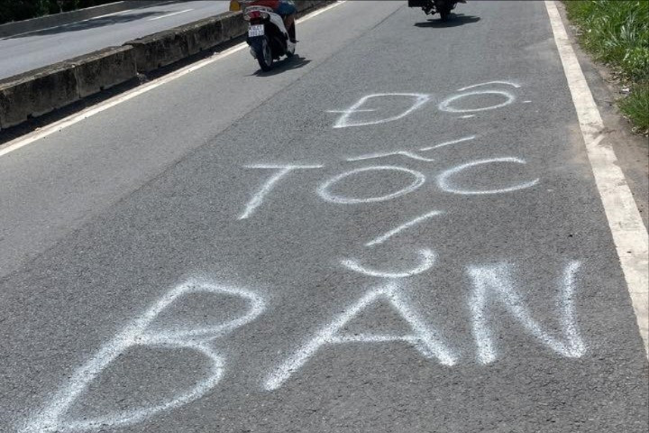 Dòng chữ "Bắn tốc độ" trên đường Lê Quang Đạo. Ảnh: H.T. ban-toc-do-5-7545.jpg