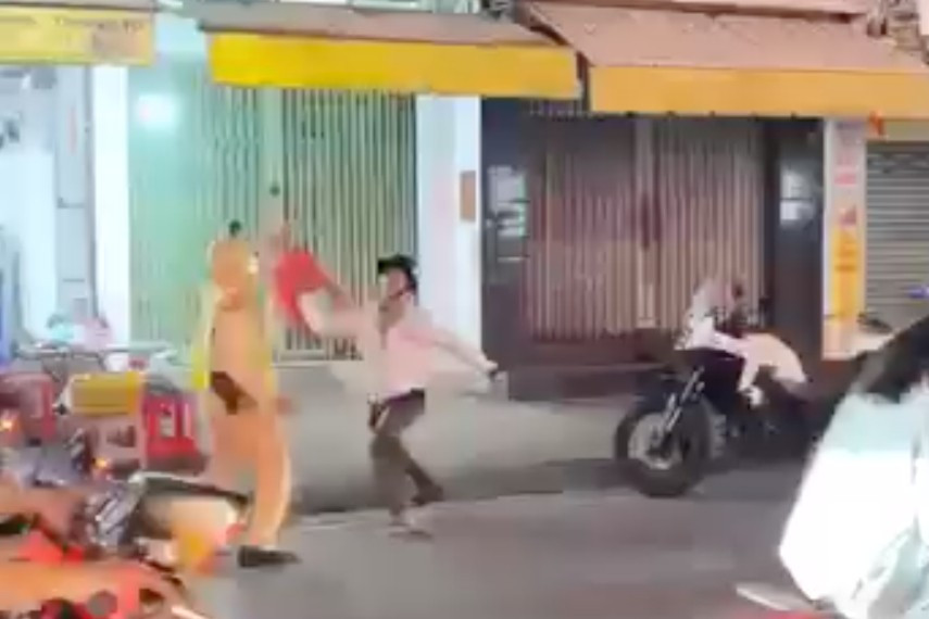 Người đàn ông cầm ghế nhựa tấn công CSGT. Ảnh cắt từ clip. tan-cong-csgt-1-1347.jpg