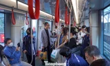 Người dân Hà Nội di chuyển bằng tàu điện, xe buýt để tiết kiệm chi phí
