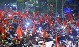 Hà Nội: “Biển người” tràn xuống đường đi bão mừng U23 Việt Nam vào bán kết