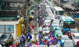 Hà Nội chìm trong mưa lạnh, đường phố kẹt cứng từ sáng sớm