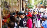 Xếp hàng dài chờ mua bánh trung thu truyền thống nức tiếng Hà Thành