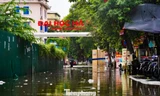 Hà Nội mưa xối xả, nhiều tuyến phố thành 'biển nước'