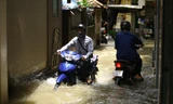 Nhiều tuyến phố Hà Nội ngập tới nửa mét sau cơn mưa nặng hạt