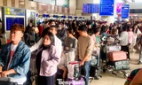 Sân bay Nội Bài, Cần Thơ đông nghẹt mùng 4 Tết