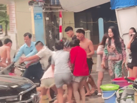 Nhóm nam, nữ hỗn chiến trên đường phố Hà Nội