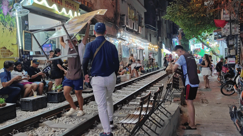 'Phố cà phê đường tàu' vẫn nhộn nhịp, nhân viên bê ghế bỏ chạy khi thấy cảnh sát