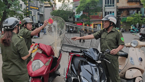 Theo chân lực lượng bắt chó thả rông, không rọ mõm ở Hà Nội