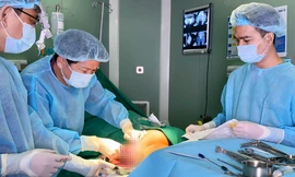 Bơm 'filler chợ đen' để làm đẹp, cơ thể hoại tử nham nhở như tổ ong