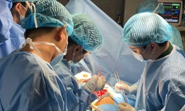 Lần đầu tiên phẫu thuật mở lồng ngực cấp cứu người ngay trên đảo 