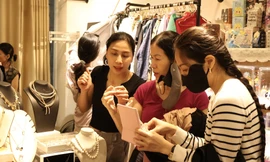 Phiên chợ 'local brands' giữa trung tâm TP. HCM thu hút giới trẻ 