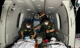 Trực thăng vượt bão, cấp cứu 3 bệnh nhân nguy kịch từ Trường Sa