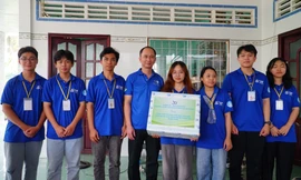 ĐHQG TP. HCM thăm, tặng quà sinh viên tham gia chiến dịch ‘Mùa Hè Xanh’ tại tỉnh Vĩnh Long