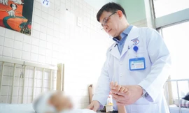 Cứu sống bé trai đang nguy kịch vì bị cành cây rơi vỡ sọ