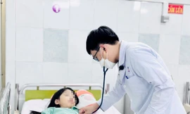 Hai chị em cùng nhập viện vì vô tình ăn kẹo bị trộn cần sa