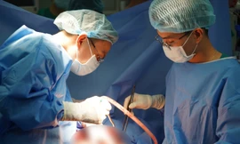 Hai bệnh viện hợp sức cứu mẹ con sản phụ Campuchia mắc hội chứng hiếm gặp