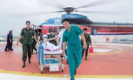 Trực thăng vượt biển trong đêm giữa mưa bão cứu công nhân ngoài đảo xa