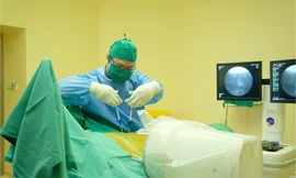 Bơm 'xi măng' vào xương sống cứu cụ bà 102 tuổi 