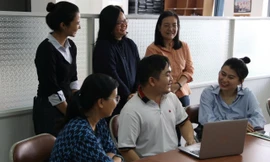 Bạn trẻ tận mắt xem hoạt động đặc biệt của người khiếm thị tại Thư viện Sách nói