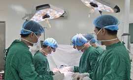 Người đàn ông bị xe tải cán ngang bụng, dập nát nội tạng