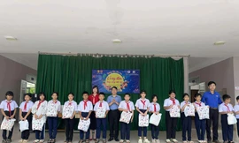 Mang niềm vui Trung Thu đến trẻ em khó khăn vùng xa