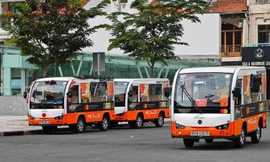 TPHCM sốt ruột tìm đường cho xe điện du lịch bị 'khóa bánh' 