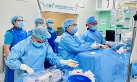 Bác sĩ Việt 'bung dù' bịt lỗ thông trong tim cứu bệnh nhân Campuchia