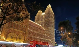 Bạn trẻ TP. HCM hào hứng đổ bộ khu vực Trung tâm để ‘check-in’ Giáng sinh