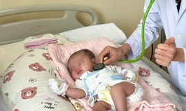 Bé gái sơ sinh có trái tim nằm bên phải lồng ngực