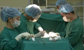 Chống chỉ định phẫu thuật, bệnh nhân bị khối bướu 'khủng' bóp nghẹt cổ