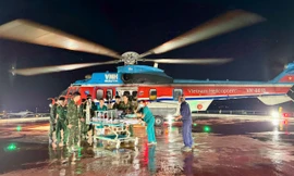 Trực thăng xuyên đêm đưa bệnh nhân nhồi máu cơ tim từ Trường Sa về TPHCM cấp cứu