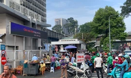 Hàng rong bủa vây bệnh viện, chính quyền phường hành động nửa vời