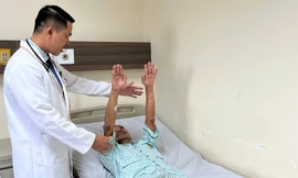 Chồng đột quỵ vợ dùng kim chích, bác sĩ cảnh báo 'mẹo vặt chết người'