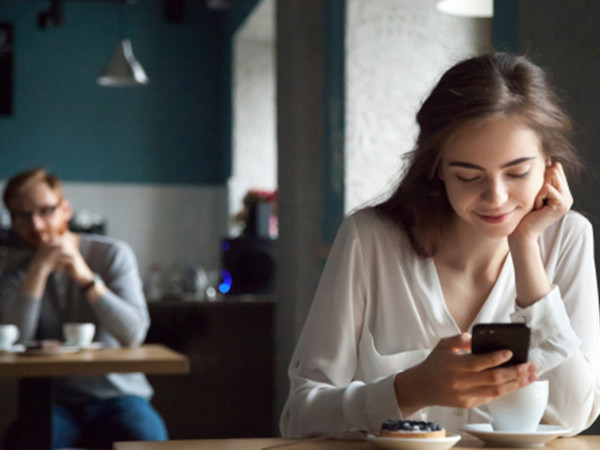 Con gái không thích hỏi "Em ăn cơm chưa", vậy hỏi gì cho ngầu?