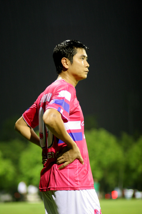 Nhạc sĩ Hồ Hoài Anh trong màu áo CLB Nghệ sĩ Hà Nội chăm chú nhìn đồng đội thi đấu