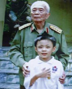 Bức ảnh cậu bé Hoàng Thân chụp chung với Đại tướng Võ Nguyên Giáp năm 2005, sau khi đoạt giải đặc biệt cuộc thi sáng tạo trẻ toàn quốc. ( Ảnh chụp lại )