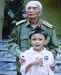 Bức ảnh cậu bé Hoàng Thân chụp chung với Đại tướng Võ Nguyên Giáp năm 2005, sau khi đoạt giải đặc biệt cuộc thi sáng tạo trẻ toàn quốc. ( Ảnh chụp lại )