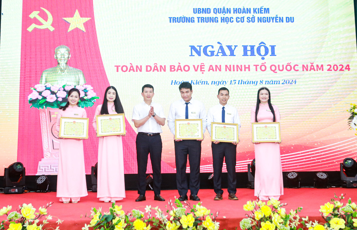 Thầy cô giáo nhận Kỷ niệm chương Thầy cô giáo nhận Kỷ niệm chương