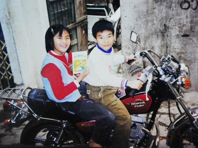 Đặng Thị Ngọc Hân cùng em trai hồi nhỏ