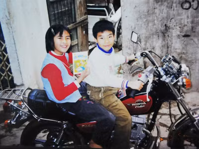 Đặng Thị Ngọc Hân cùng em trai hồi nhỏ